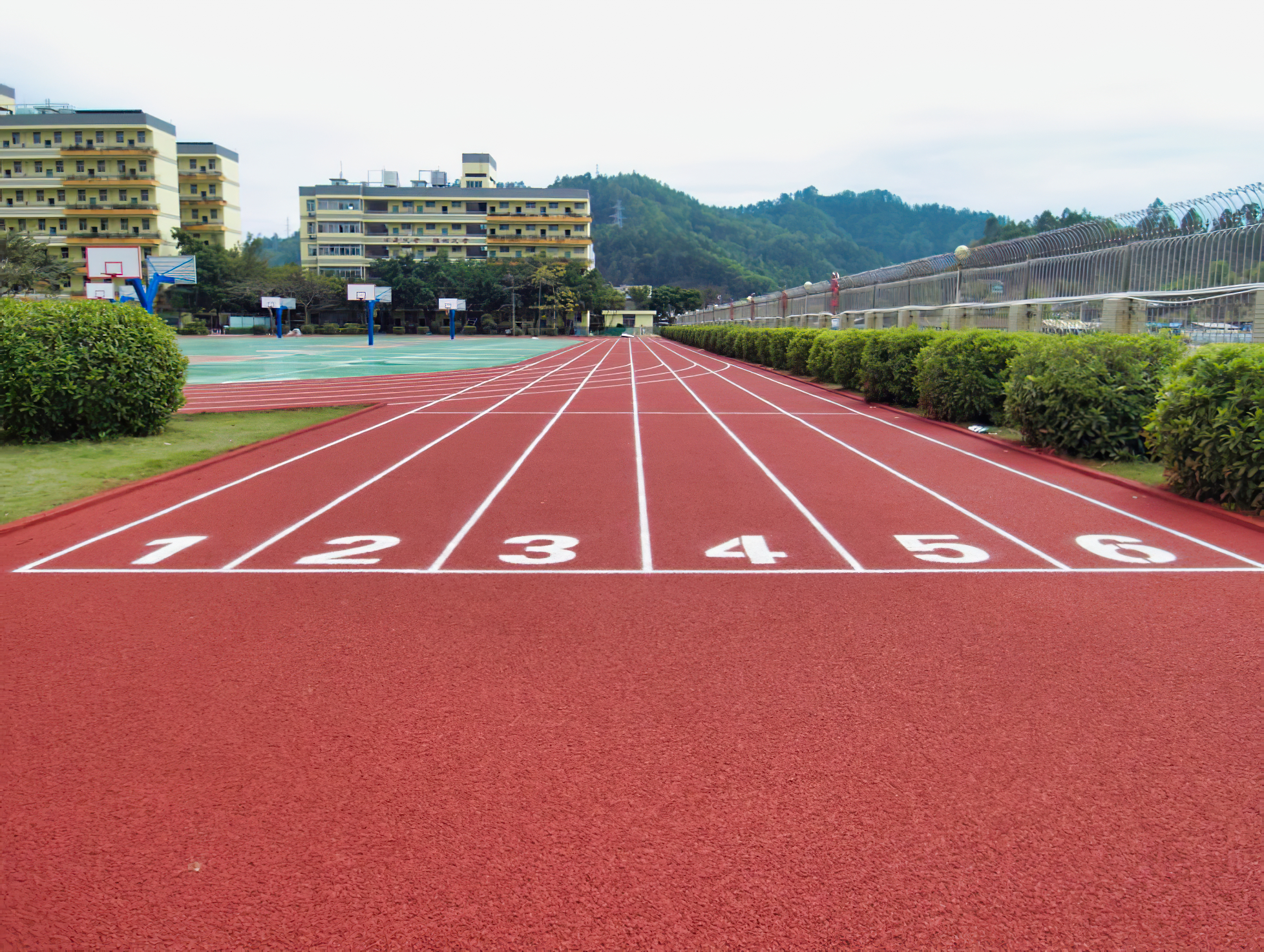 新国标混合型塑胶跑道材料介绍